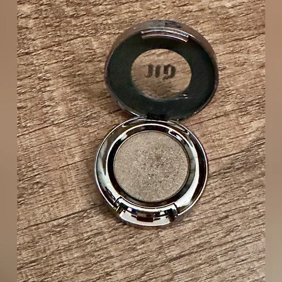Urban Decay Single Eyeshadow in Stray Dog - Picture 3 of 5